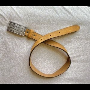 Justin’s Mens flying high leather belt flag buckle